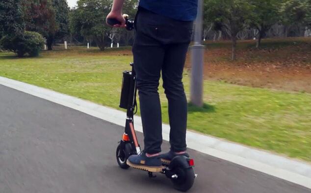 El límite de velocidad es también importante para una experiencia de conducción de scooters segura y sin problemas en verano. 